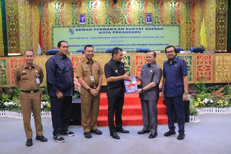 Rapat Paripurna DPRD, Pj Walikota Pekanbaru Sampaikan LKPj Tahun Anggaran 2022