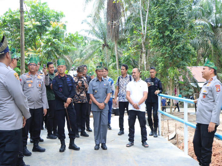 Akses Vital, Bupati Kampar Dampingi Kapolda Riau Tinjau Langsung Pembangunan Jembatan Presisi Polri di Desa Lubuk Agung XIII Koto Kampar.