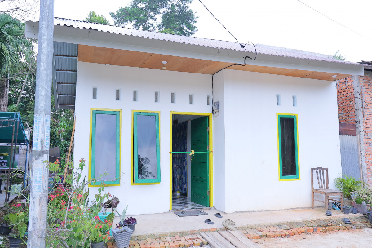 Wako Agung Salurkan Bantuan 2 RLH ke Warga Tenayan Raya