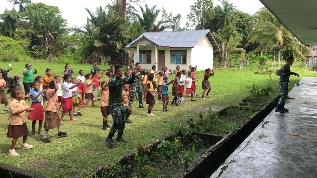 Satgas Pamtas RI-PNG Yonif 132/BS Ajak Murid SD Inpres Wambes Berolahraga Bersama Dan Membersihkan Lingkungan.